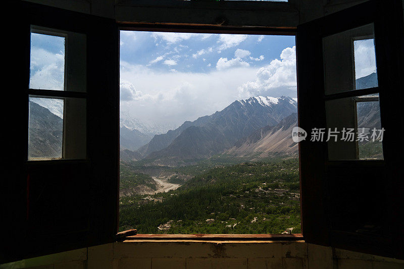 巴基斯坦，通过巴尔蒂堡的窗户可以看到Karimabad Hunza山谷
